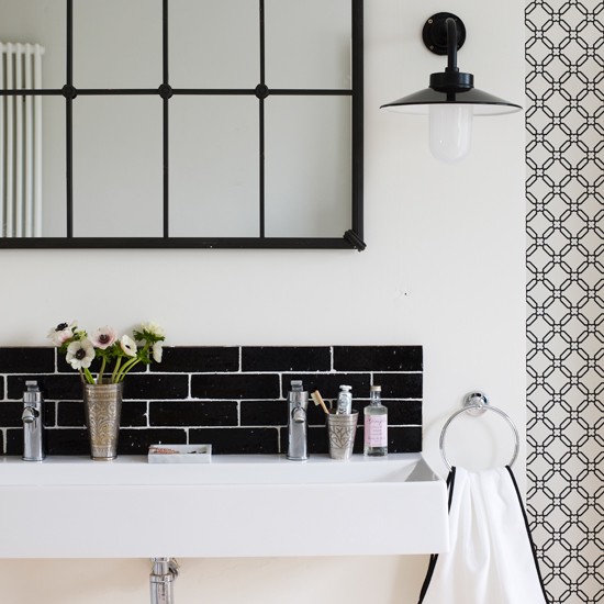 Black-and-White-Bathroom-sink-Homes-and-Gardens-Housetohome