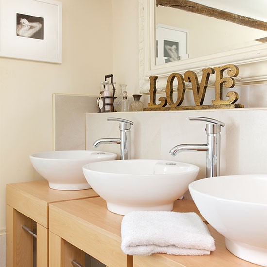 cream-bathroom---25-beautiful-homes-housetohome