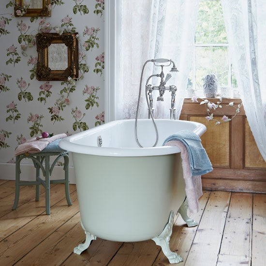 Rolltop-bath-in-period-style-bathroom--Country-Homes-and-Interiors--Housetohome.co.uk